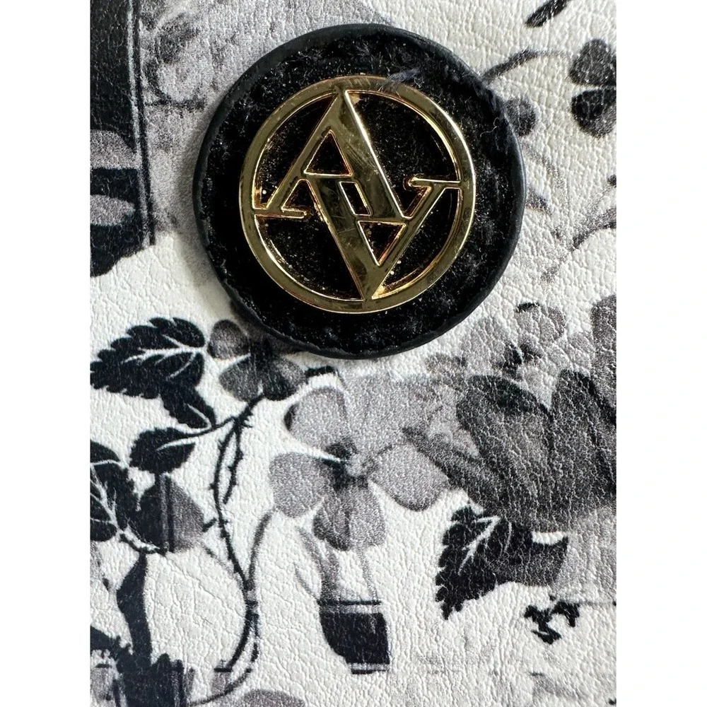 Adrienne Vittadini Pill Storage‎ Travel Case Kiss Lock Coin Wallet Black & White
